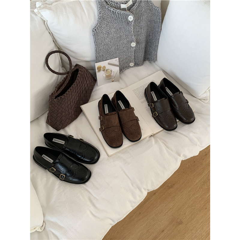 Bulvji loafers s retro vygravovanou opaskovou sponou, štvorcový nos, nízky podpätok, vrchný materiál z umelého plyšu, gumová podrážka