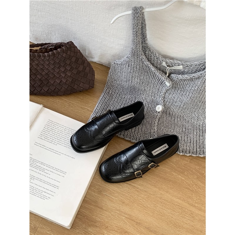 Bulvji loafers s retro vygravovanou opaskovou sponou, štvorcový nos, nízky podpätok, vrchný materiál z umelého plyšu, gumová podrážka