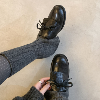 Dámske kožené oxfordky s šnúrkami, okrúhym nosom, horná časť: ovčia koža, vnútro: bravčová koža, podrážka: guma, stredný podpätok 3–5 cm