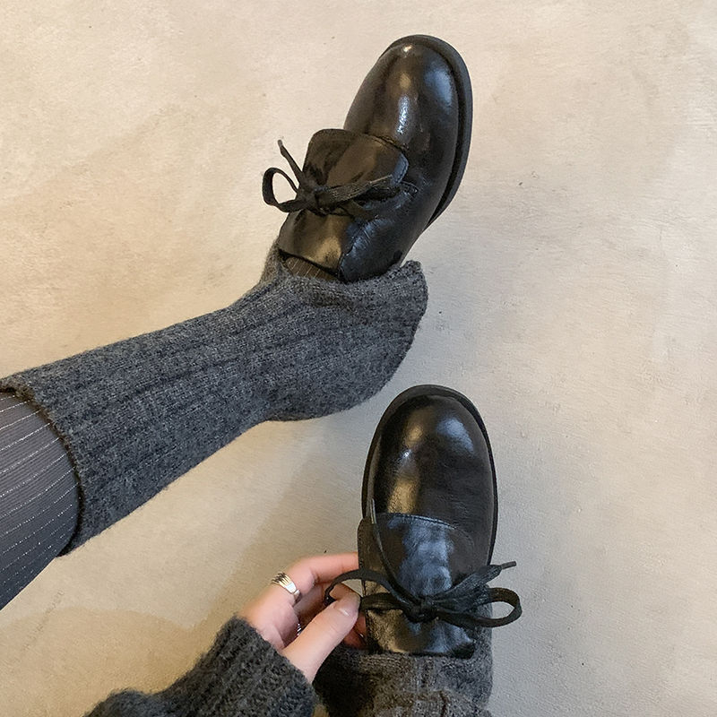 Dámske kožené oxfordky s šnúrkami, okrúhym nosom, horná časť: ovčia koža, vnútro: bravčová koža, podrážka: guma, stredný podpätok 3–5 cm