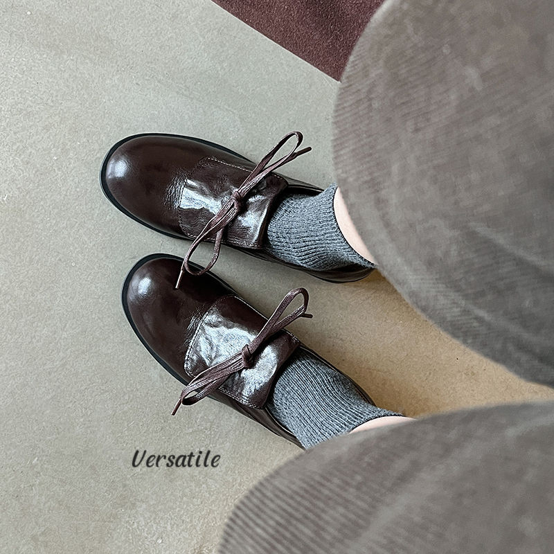 Dámske kožené oxfordky s šnúrkami, okrúhym nosom, horná časť: ovčia koža, vnútro: bravčová koža, podrážka: guma, stredný podpätok 3–5 cm