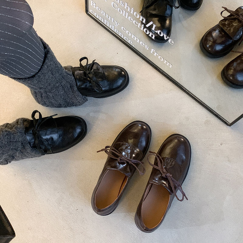 Dámske kožené oxfordky s šnúrkami, okrúhym nosom, horná časť: ovčia koža, vnútro: bravčová koža, podrážka: guma, stredný podpätok 3–5 cm