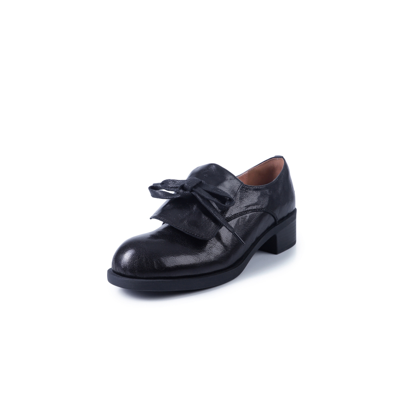 Dámske kožené oxfordky s šnúrkami, okrúhym nosom, horná časť: ovčia koža, vnútro: bravčová koža, podrážka: guma, stredný podpätok 3–5 cm