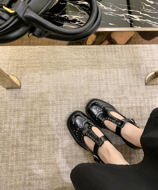 Loafers s okrúhym špičkou, vrchný materiál mikrovlákno, 3–5 cm výška podpätku, gumová podrážka, stielka z umelej kože