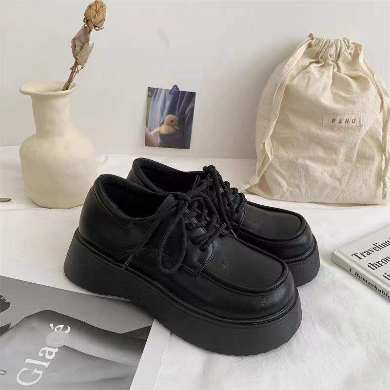 Mary Jane baleríny s PU vrchnou, gumovou podrážkou, nízkym mačacím podpätkom, šnurovanie