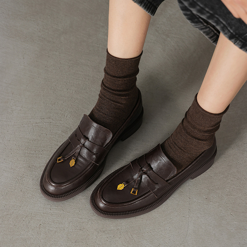 Loafers s resicama, britanski fakultetski stil (gornji dio od prve sloje ovčje kože; podstava od fleece; ulošak od prirodne kože; srednje visoka peta 3-5 cm)