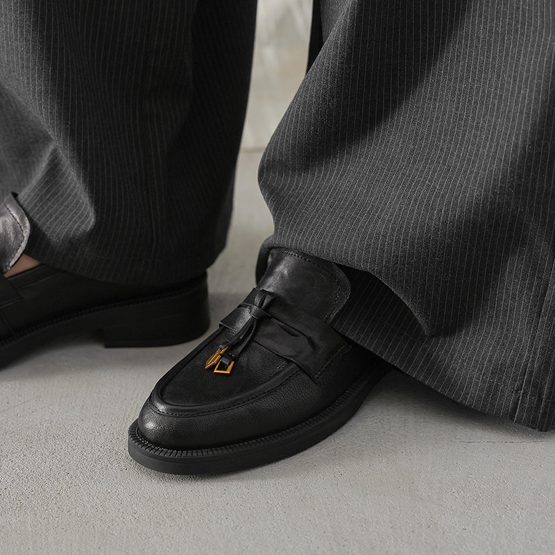 Loafers s resicama, britanski fakultetski stil (gornji dio od prve sloje ovčje kože; podstava od fleece; ulošak od prirodne kože; srednje visoka peta 3-5 cm)