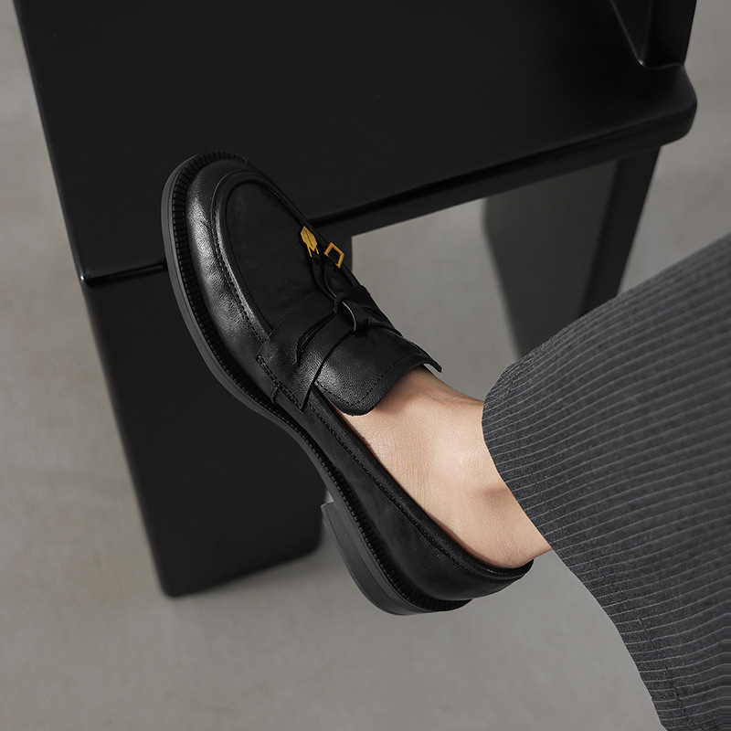 Loafers s resicama, britanski fakultetski stil (gornji dio od prve sloje ovčje kože; podstava od fleece; ulošak od prirodne kože; srednje visoka peta 3-5 cm)