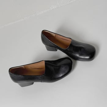 Loafers – britanskog stila, okrugli nos; nizak pet 1–3 cm; gornji dio od teleće kože; gumena potplata.