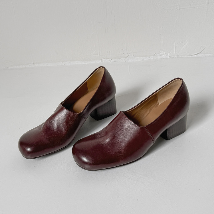 Loafers – britanskog stila, okrugli nos; nizak pet 1–3 cm; gornji dio od teleće kože; gumena potplata.