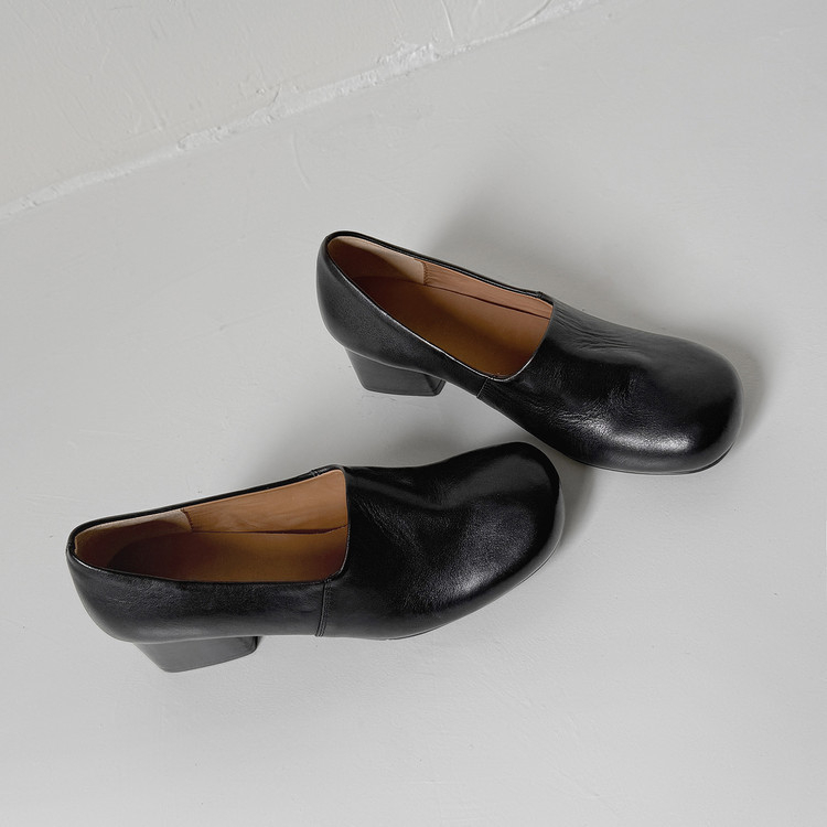 Loafers – britanskog stila, okrugli nos; nizak pet 1–3 cm; gornji dio od teleće kože; gumena potplata.