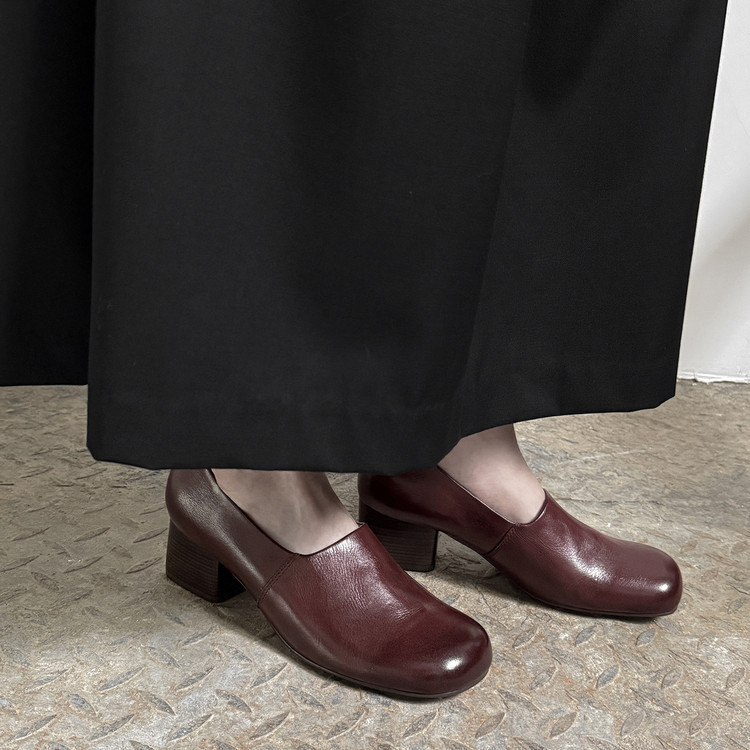 Loafers – britanskog stila, okrugli nos; nizak pet 1–3 cm; gornji dio od teleće kože; gumena potplata.