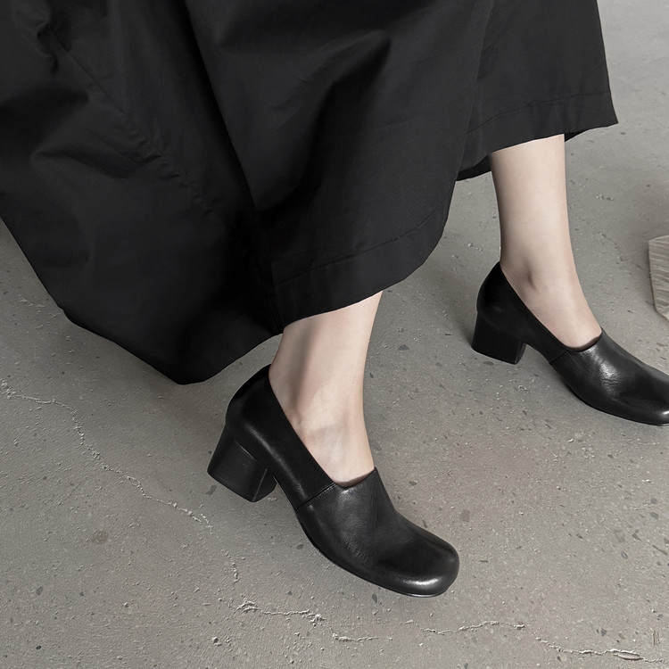 Loafers – britanskog stila, okrugli nos; nizak pet 1–3 cm; gornji dio od teleće kože; gumena potplata.