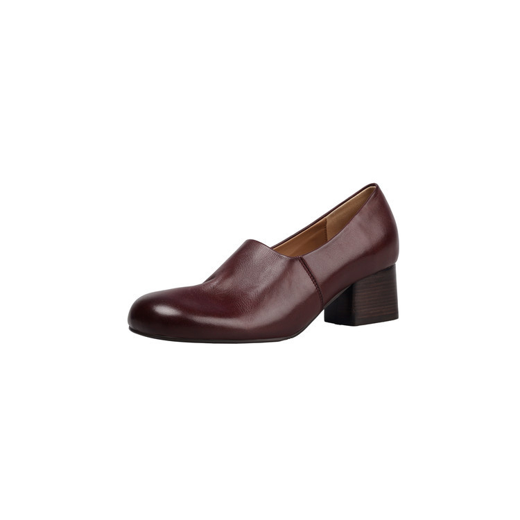 Loafers – britanskog stila, okrugli nos; nizak pet 1–3 cm; gornji dio od teleće kože; gumena potplata.