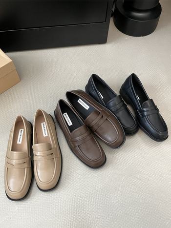 Női slip-on mokaszín, középmagas sarok 3-5 cm, kerek orrú, PU felsőrész, gumitalp