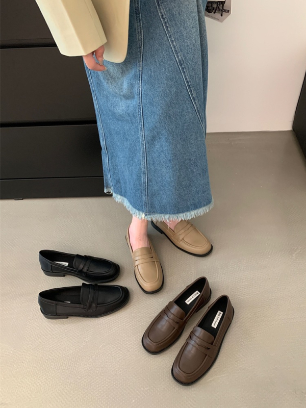 Női slip-on mokaszín, középmagas sarok 3-5 cm, kerek orrú, PU felsőrész, gumitalp