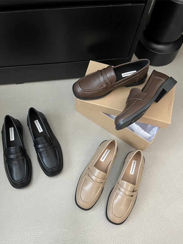 Női slip-on mokaszín, középmagas sarok 3-5 cm, kerek orrú, PU felsőrész, gumitalp