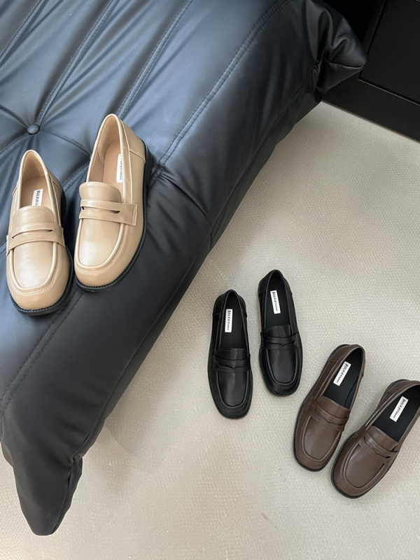 Női slip-on mokaszín, középmagas sarok 3-5 cm, kerek orrú, PU felsőrész, gumitalp