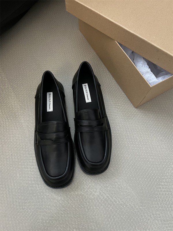 Női slip-on mokaszín, középmagas sarok 3-5 cm, kerek orrú, PU felsőrész, gumitalp