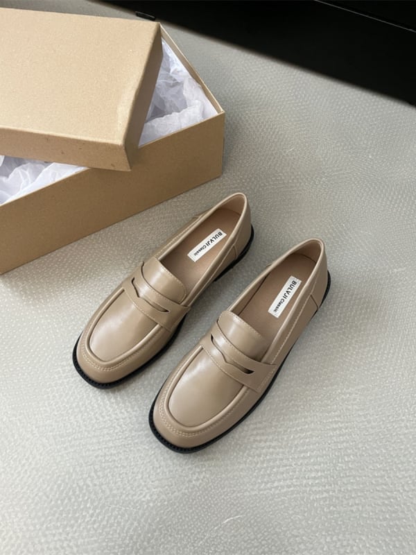 Női slip-on mokaszín, középmagas sarok 3-5 cm, kerek orrú, PU felsőrész, gumitalp
