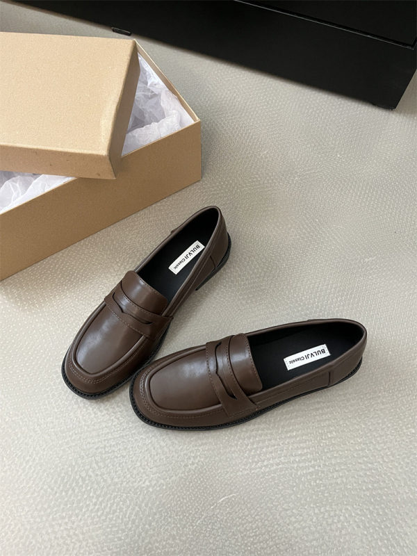 Női slip-on mokaszín, középmagas sarok 3-5 cm, kerek orrú, PU felsőrész, gumitalp