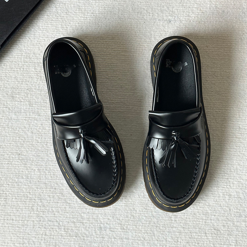 Loafers s resicama, stil euro-američki kolidž stil, gornji dio teleće kože, peta 3–5 cm, casual kožne cipele