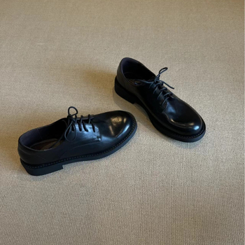 Loafers - britský štýl, kožený vrchný materiál, okrúhla špička, šnúrky, stredná výška podpätku 3-5 cm