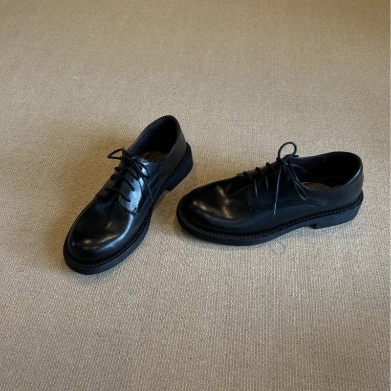 Loafers - britský štýl, kožený vrchný materiál, okrúhla špička, šnúrky, stredná výška podpätku 3-5 cm