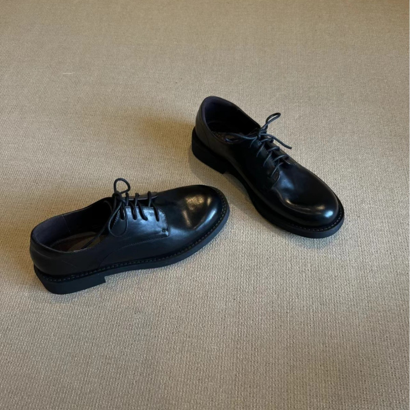 Loafers - britský štýl, kožený vrchný materiál, okrúhla špička, šnúrky, stredná výška podpätku 3-5 cm