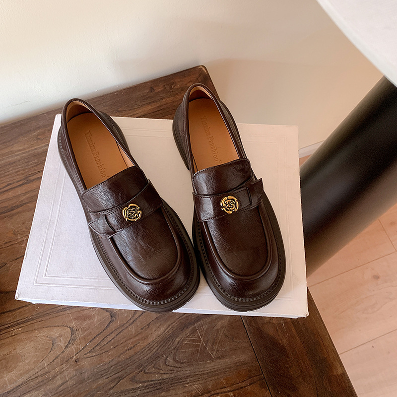 Ženske loaferice sa debelim potplatom, retro britanskog stila; gornji dio: teleća koža; podstava: ovčja koža; potplat: guma; niski potpetica 1–3 cm