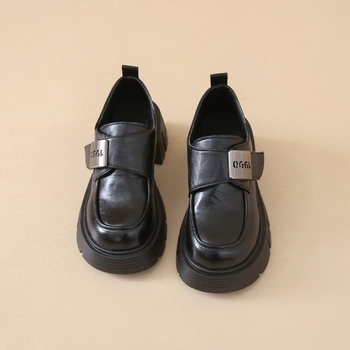 Loaferek vastag talppal, kerek orrú, PU felsőrész, gumi talp, középtalpas 3–5 cm-es sarok
