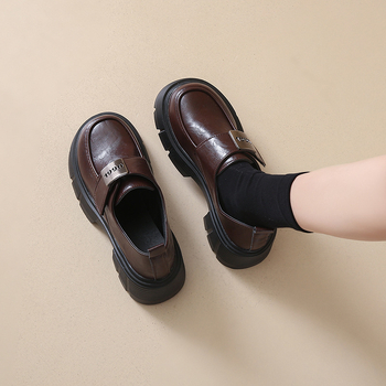 Loaferek vastag talppal, kerek orrú, PU felsőrész, gumi talp, középtalpas 3–5 cm-es sarok