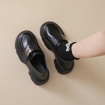 Loaferek vastag talppal, kerek orrú, PU felsőrész, gumi talp, középtalpas 3–5 cm-es sarok