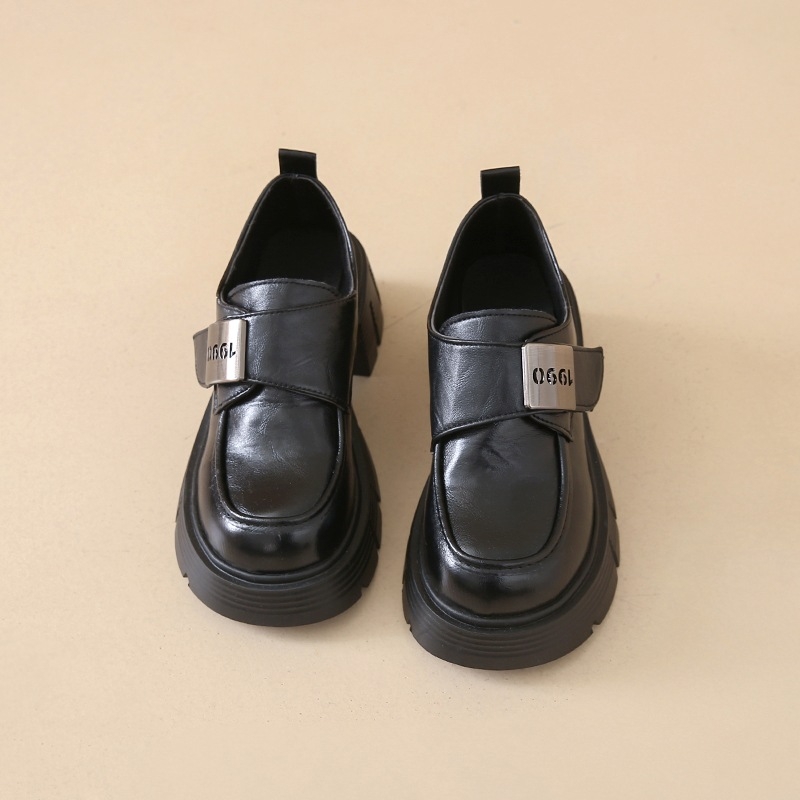 Loaferek vastag talppal, kerek orrú, PU felsőrész, gumi talp, középtalpas 3–5 cm-es sarok