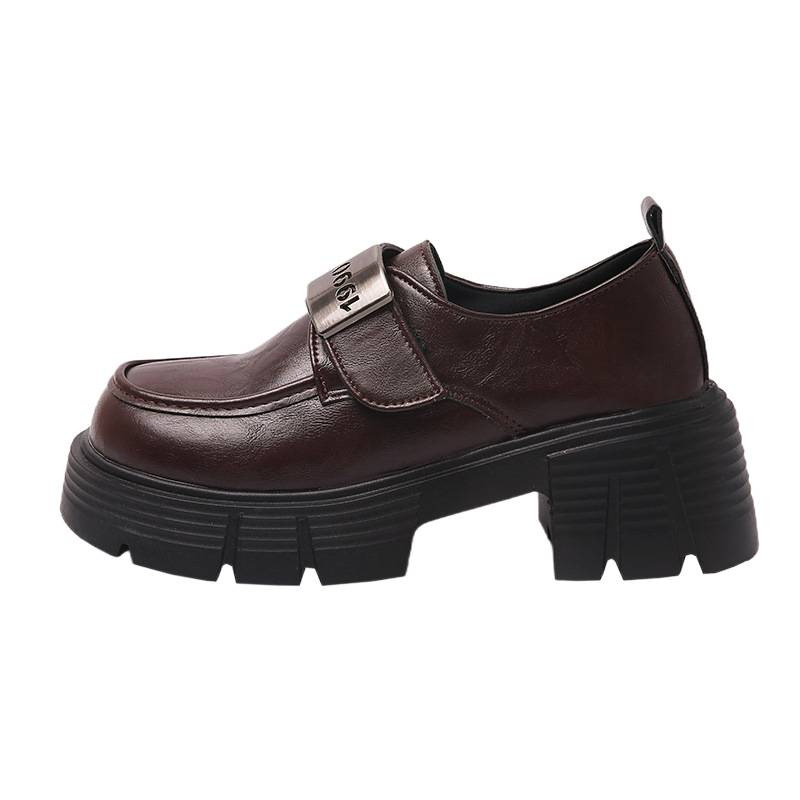 Loaferek vastag talppal, kerek orrú, PU felsőrész, gumi talp, középtalpas 3–5 cm-es sarok