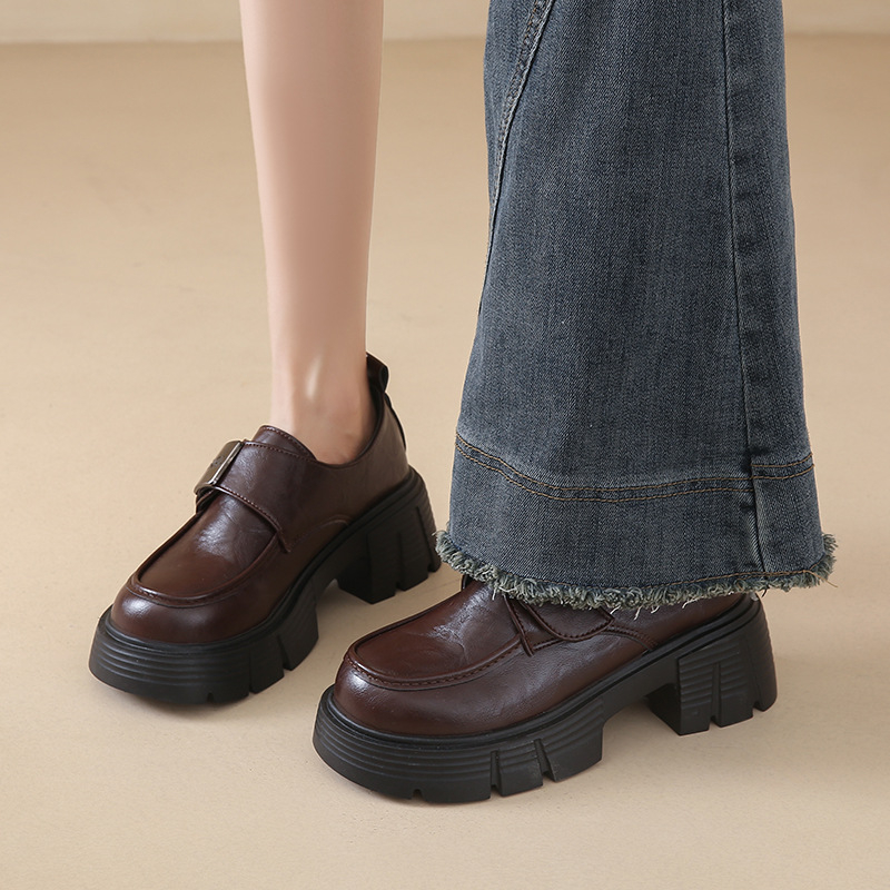 Loaferek vastag talppal, kerek orrú, PU felsőrész, gumi talp, középtalpas 3–5 cm-es sarok