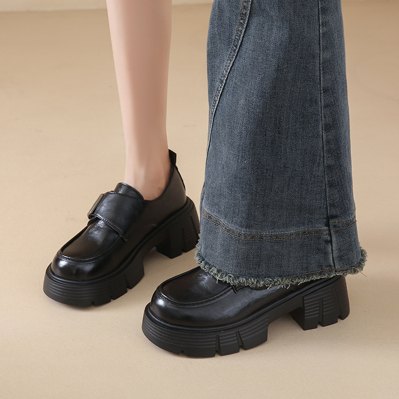 Loaferek vastag talppal, kerek orrú, PU felsőrész, gumi talp, középtalpas 3–5 cm-es sarok