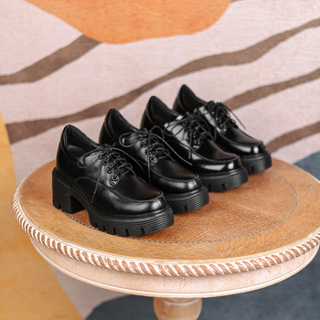 Lóferek kerek orrú, felső része másodrendű marhabőrből, gumitalp, PU belső talp, sarok 8 cm feletti