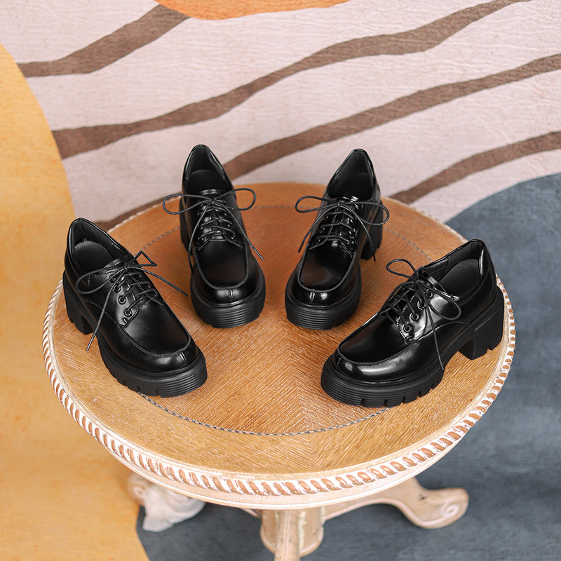 Lóferek kerek orrú, felső része másodrendű marhabőrből, gumitalp, PU belső talp, sarok 8 cm feletti