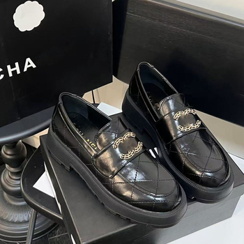 Női mokaszlin brit stílusban, slip-on, kerek orr, felső és belső gyapjúbőrből, gumírozott talp, alacsony sarok 1–3 cm