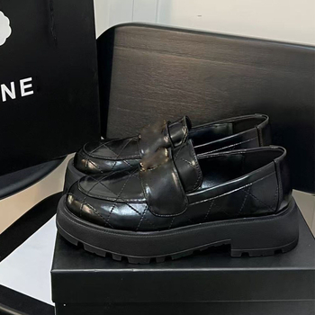 Női mokaszlin brit stílusban, slip-on, kerek orr, felső és belső gyapjúbőrből, gumírozott talp, alacsony sarok 1–3 cm