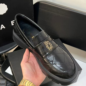 Női mokaszlin brit stílusban, slip-on, kerek orr, felső és belső gyapjúbőrből, gumírozott talp, alacsony sarok 1–3 cm