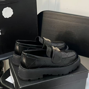 Női mokaszlin brit stílusban, slip-on, kerek orr, felső és belső gyapjúbőrből, gumírozott talp, alacsony sarok 1–3 cm