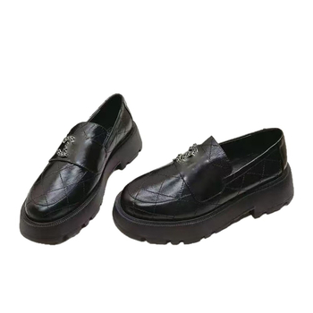 Női mokaszlin brit stílusban, slip-on, kerek orr, felső és belső gyapjúbőrből, gumírozott talp, alacsony sarok 1–3 cm