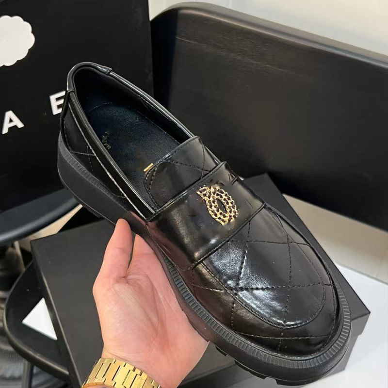 Női mokaszlin brit stílusban, slip-on, kerek orr, felső és belső gyapjúbőrből, gumírozott talp, alacsony sarok 1–3 cm