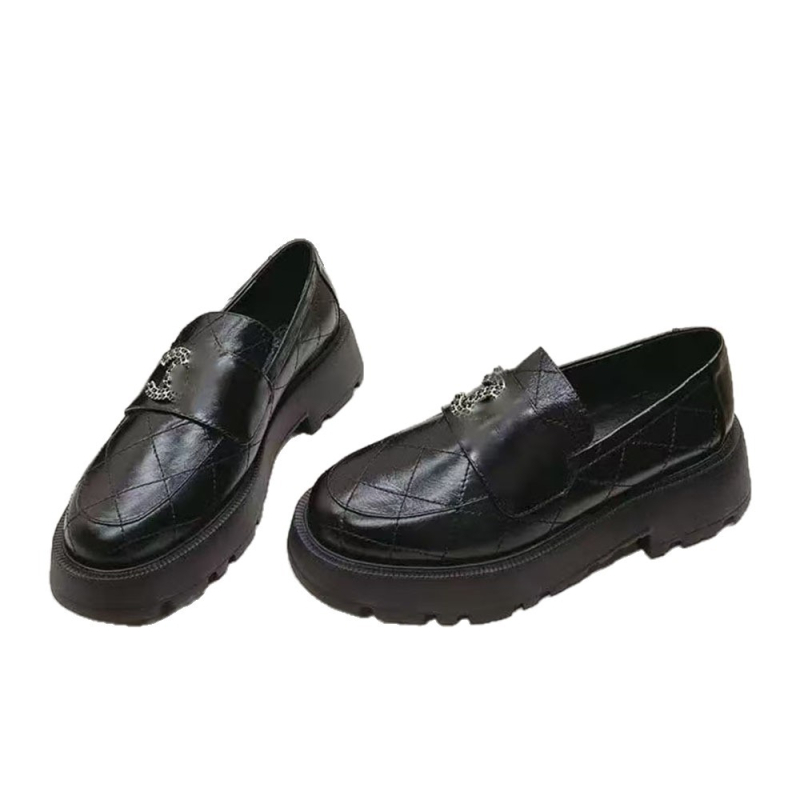 Női mokaszlin brit stílusban, slip-on, kerek orr, felső és belső gyapjúbőrből, gumírozott talp, alacsony sarok 1–3 cm