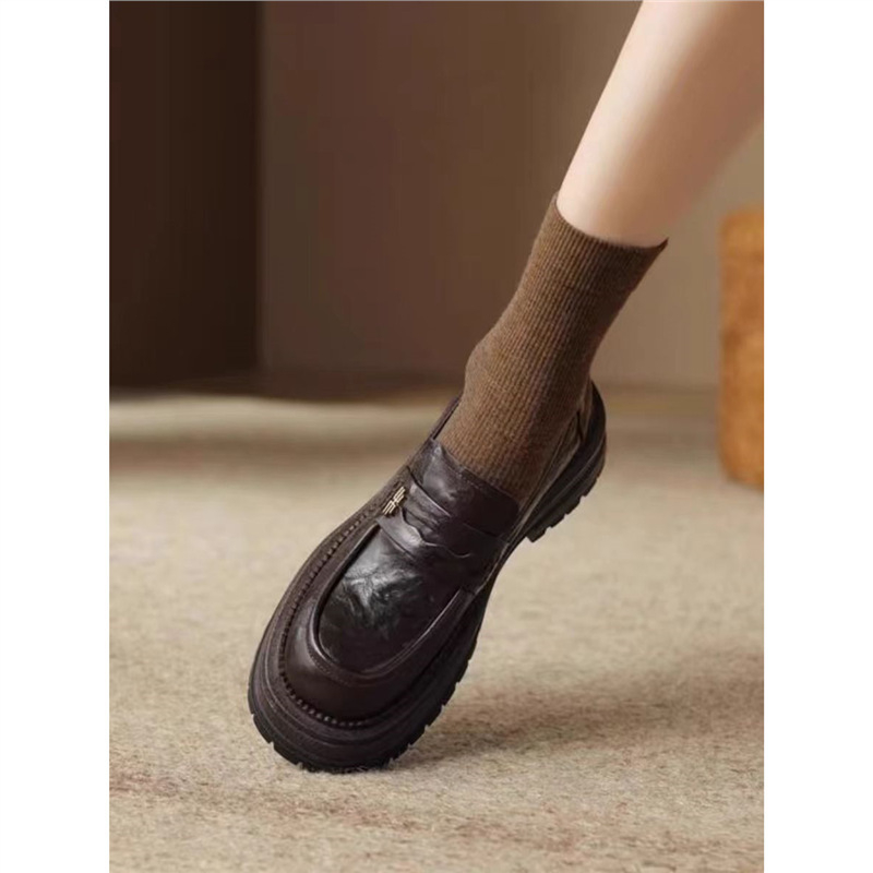 Loferice s okruglim nosom, PU gornji dio, srednja peta 3-5 cm, kopča, gumeni potplat