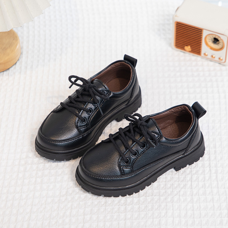 Fiúknak szabadidő cipő fűzős, PU felsőrész, PU bélés, PU talpbetét, gumírozott talp, brit stílus, 4–12 éveseknek, elején fűzővel