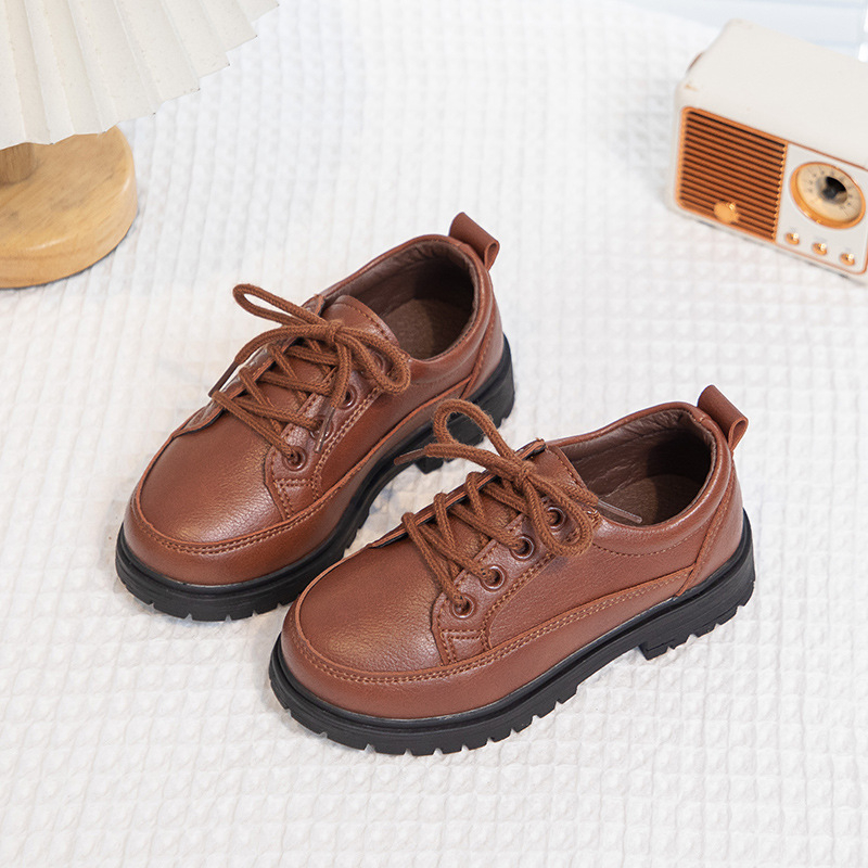 Fiúknak szabadidő cipő fűzős, PU felsőrész, PU bélés, PU talpbetét, gumírozott talp, brit stílus, 4–12 éveseknek, elején fűzővel