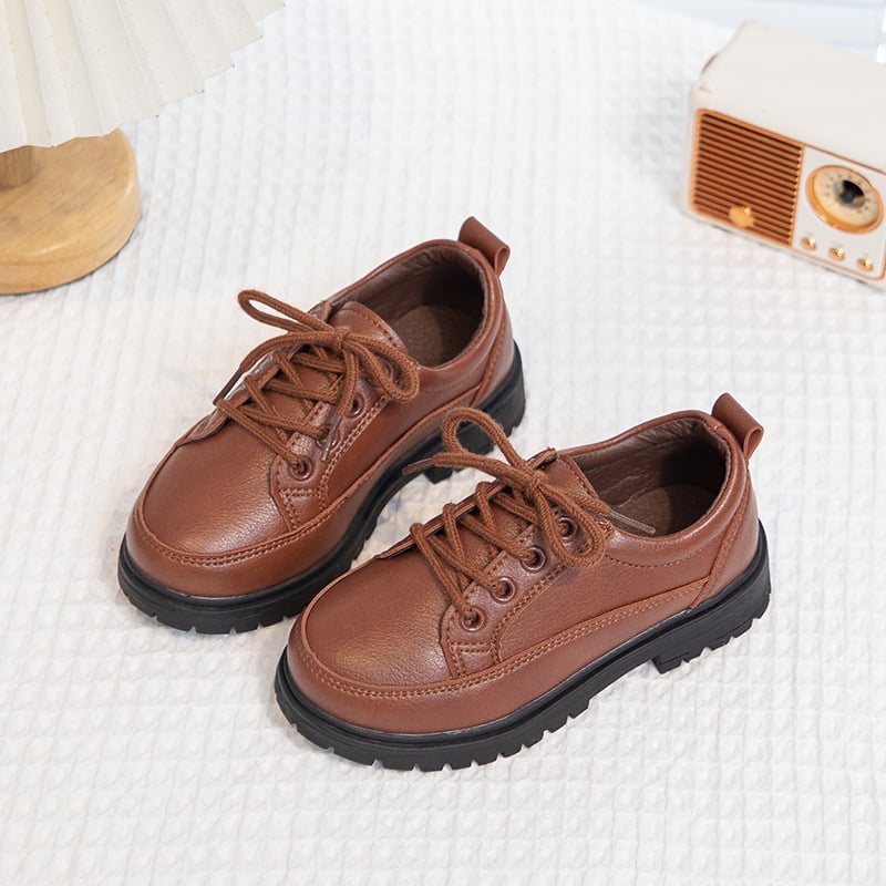 Fiúknak szabadidő cipő fűzős, PU felsőrész, PU bélés, PU talpbetét, gumírozott talp, brit stílus, 4–12 éveseknek, elején fűzővel